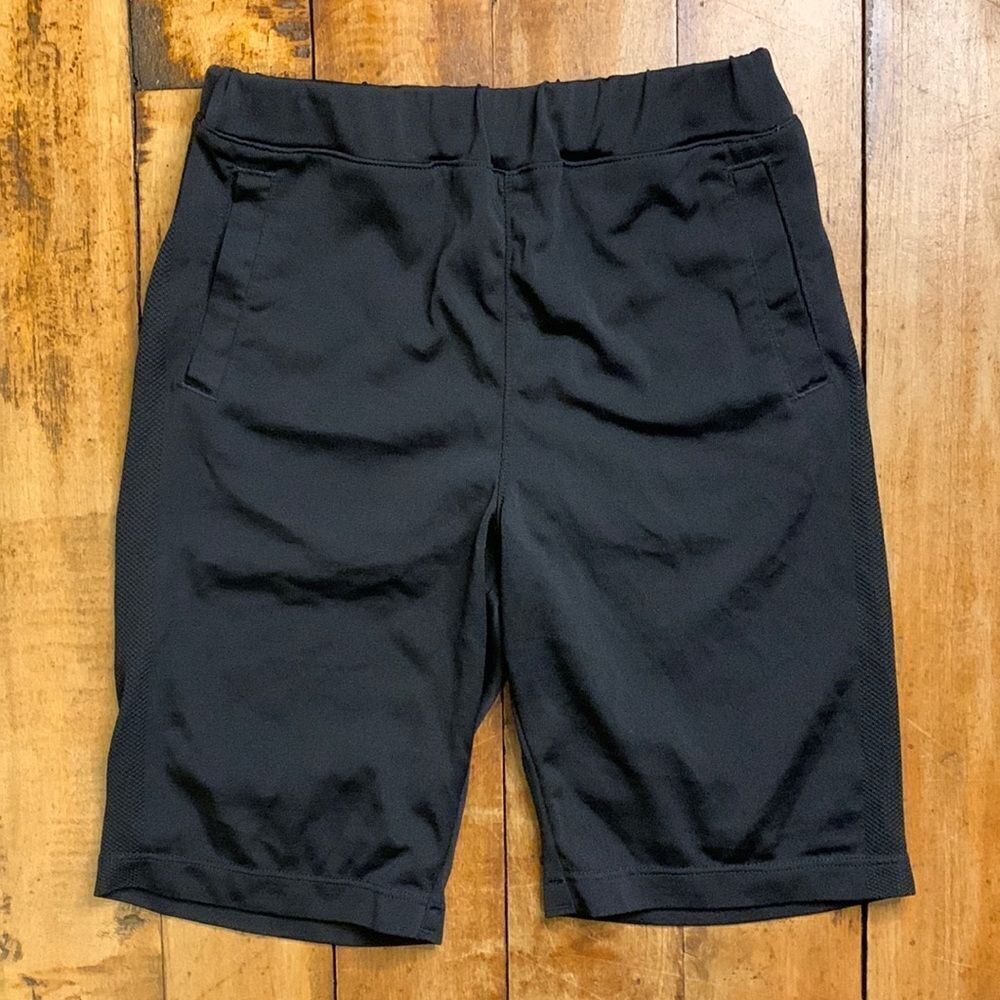 Uniqlo shorts size 5 to 6 black shorts athletic soccer activewear spring sports